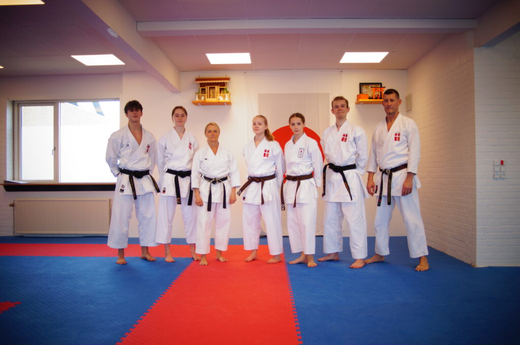 Sedokan Karate Do Kais landsholdskæmpere træner med Lone sensei.